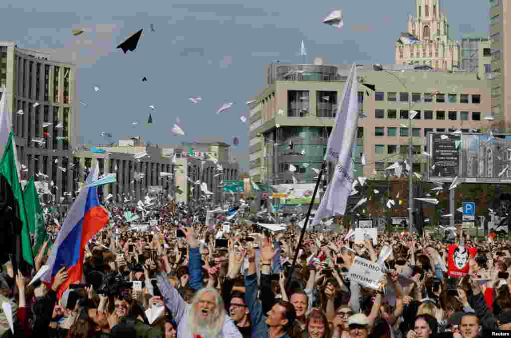 People release paper planes, symbols of the Telegram messenger, during a rally in Moscow, in protest against court decision to block the messenger because it violated Russian regulations, April 30, 2018.