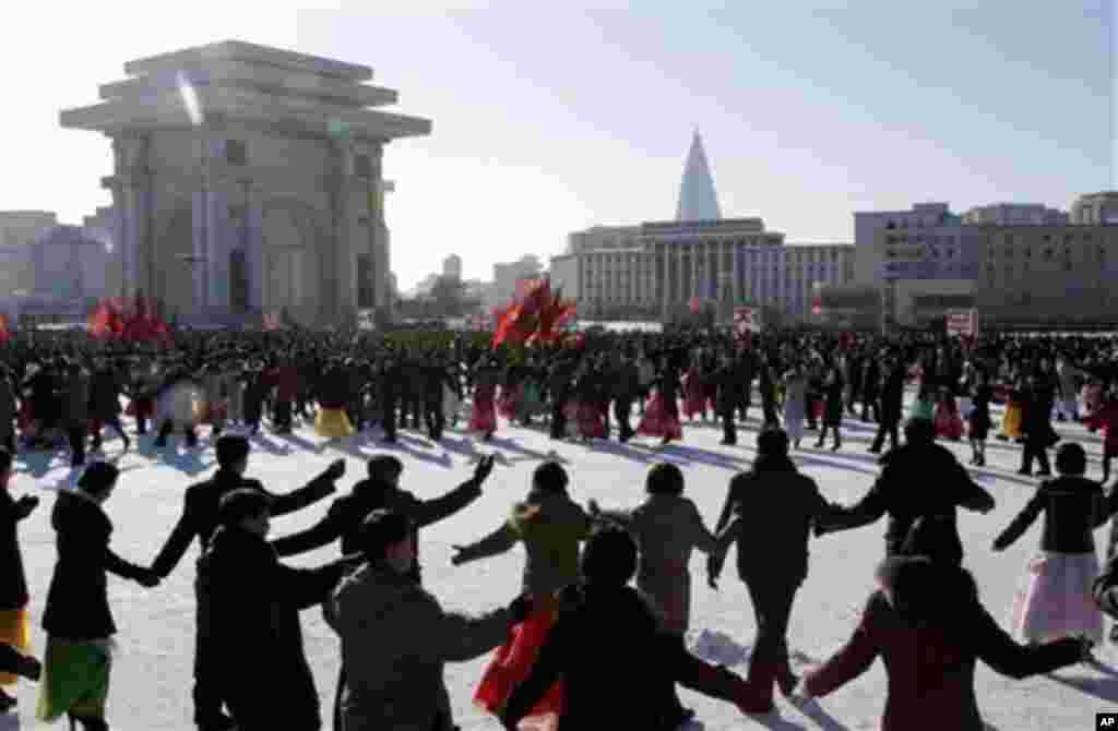 oNorth Korean students dressed up in their finest clothing and winter jackets dance at the plaza in front of the Arch of Triumph in Pyongyang, North Korea, Sunday, Dec. 30, 2012.