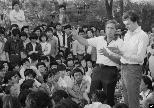 1988年6月1日，美国驻华大使温斯顿·洛德在北京大学的露天讲座中对300多名中国学生讲话，回答的问题从如何获得美国签证到如何评估毛泽东。洛德说，毛有远见，但邓小平是他见过的最令人印象深刻的世界领导人之一。