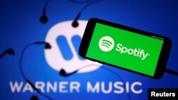 Logo Spotify tampak di layar ponsel dalam foto ilustrasi, 24 Juli 2017. (REUTERS/Dado Ruvic)