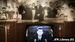 اکتوبر 1962 میں صدر کینیڈی نے ٹی وی پر خطاب میں کیوبا کا  بحری محاصرہ کرنے اور وہاں طیار ے اتارنے کے انتظامات کرنے کے احکامات جاری کردیے تھے۔ 