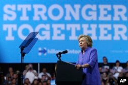 ການໂຄສະນາຫາສຽງ 2016 ຂອງທ່ານນາງ Clinton: ຜູ້ສະໝັກແຂ່ງຂັນເປັນປະທານາທິບໍດີ ຈາກພັດເດໂມແຄຣັດ ທ່ານນາງ Hillary Clinton ກ່າວຖະແຫລງ ຢູ່ທີ່ການຊຸມນຸມໂຄສະນາຫາສຽງ, ເມື່ອວັນຈັນ ທີ 15 ສິງຫາ 2016, ໃນເມືອງ Scranton, ລັດ Pensylvania.