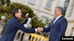 El presidente de Colombia, Iván Duque, (der) solo reconoce a Juan Guaidó (izq) como jefe de estado de Venezuela. 