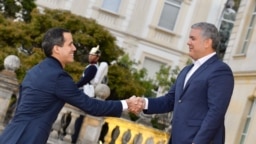 El presidente de Colombia, Iván Duque, (der) solo reconoce a Juan Guaidó (izq) como jefe de estado de Venezuela. 