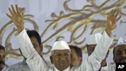 Anti-corruption activist Anna Hazare waves to his supporters after ending his fast at the Bandra-Kurla Complex (BKC) grounds in Mumbai December 28, 2011.
