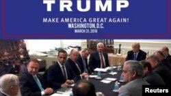 George Papadopoulos (ketiga dari kiri) tampak dalam sebuah foto yang dirilis oleh akun media sosial Donald Trump dengan tajuk yang mengatakan foto adalah rapat keamanan nasional untuk kampanyenya di Washington DC, 31 Maret 2016 dan dirilis 1 April 2016.