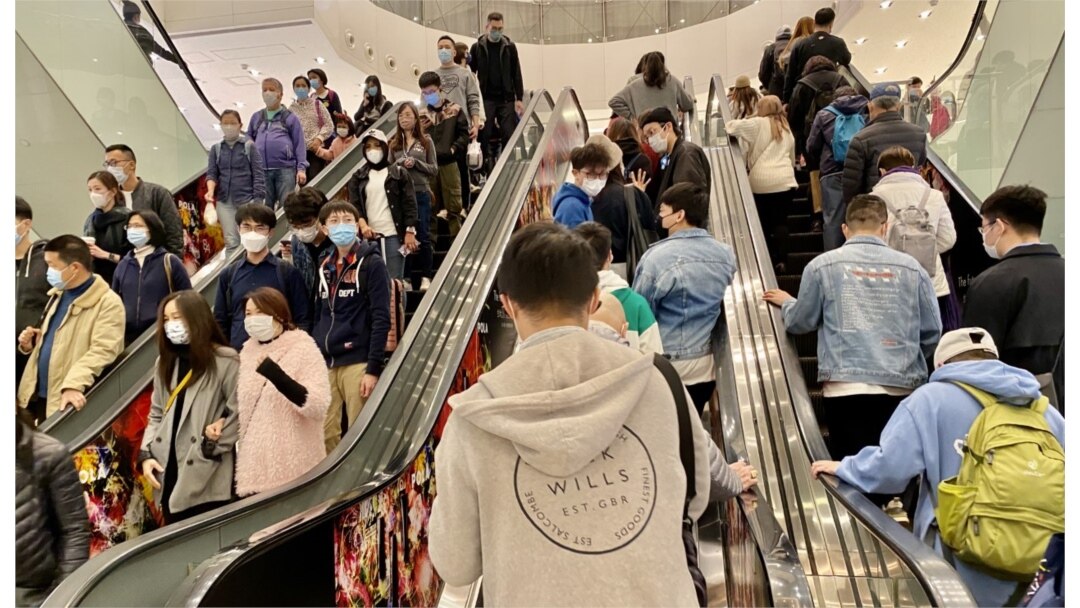 立法会选举投票日,多间商场挤满购物人潮。 (美国之音汤惠芸拍摄)