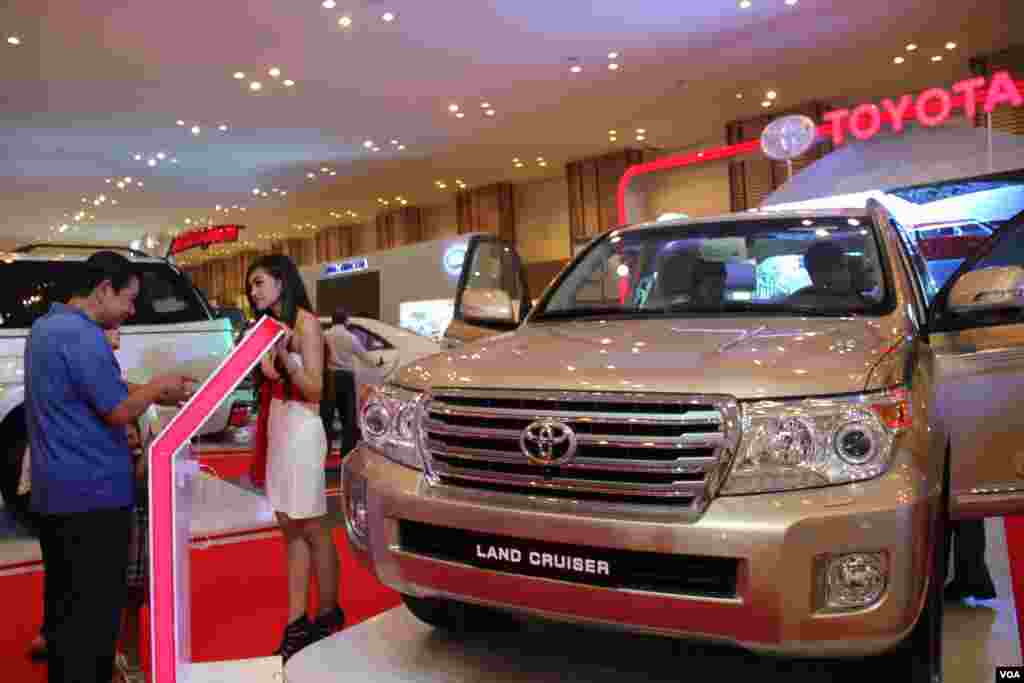 ការតាំងពិព័រណ៌រថយន្តខ្នាតអន្តរជាតិដ៏ធំមួយនៅទីក្រុងភ្នំពេញ ដែលធ្វើឡើងនៅមជ្ឈមណ្ឌលសន្និបាត និងពិព័រណ៌កោះពេជ្រនៅថ្ងៃទី៣០ ខែតុលា ឆ្នាំ២០១៤។ (នូវ ពៅលក្ខិណាVOA)