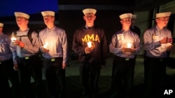 Các sinh viên Học viện Hàng hải Maine tham dự buổi lễ thắp nến cầu nguyện cho các thủy thủ tàu chở hàng Mỹ El Faro bị mất tích trong trận bão Joaquin, ngày 6/10/2015.