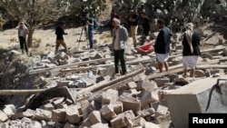 Des habitants de Sana'a, au Yémen, contemplent les décombres d’une maison détruite par un raid aérien mené par la coalition dirigée par l'Arabie saoudite, le 2 février 2017.