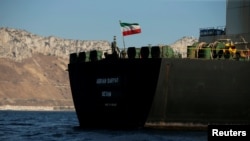 Bendera Iran berkibar di atas kapal tanker minyak Iran Adrian Darya 1, yang sebelumnya bernama Grace 1. Kapal itu sedang berlabuh setelah Mahkamah Agung Gibraltar mencabut perintah penahanan di Selat Gibraltar, Spanyol, 18 Agustus 2019.