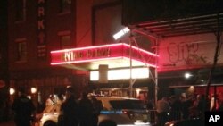 Les autorités se tiennent à l'extérieur Irving Plaza, près de Union Square, à Manhattan, à New York après une fusillade mercredi 25 mai 2016. 