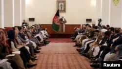 아슈라프 가니 아프가니스탄 대통령이 17일 카불 대통령궁에서 아프간 대표단들과 회담하고 있다, 