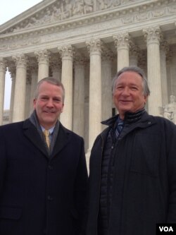 Alaska Senator Dan Sullivan (L) and Rod Arno, executive director of the Alaska Outdoor Council, in front of the U.S. Supreme Court, Jan. 20, 2016. (M. Snowiss/VOA)