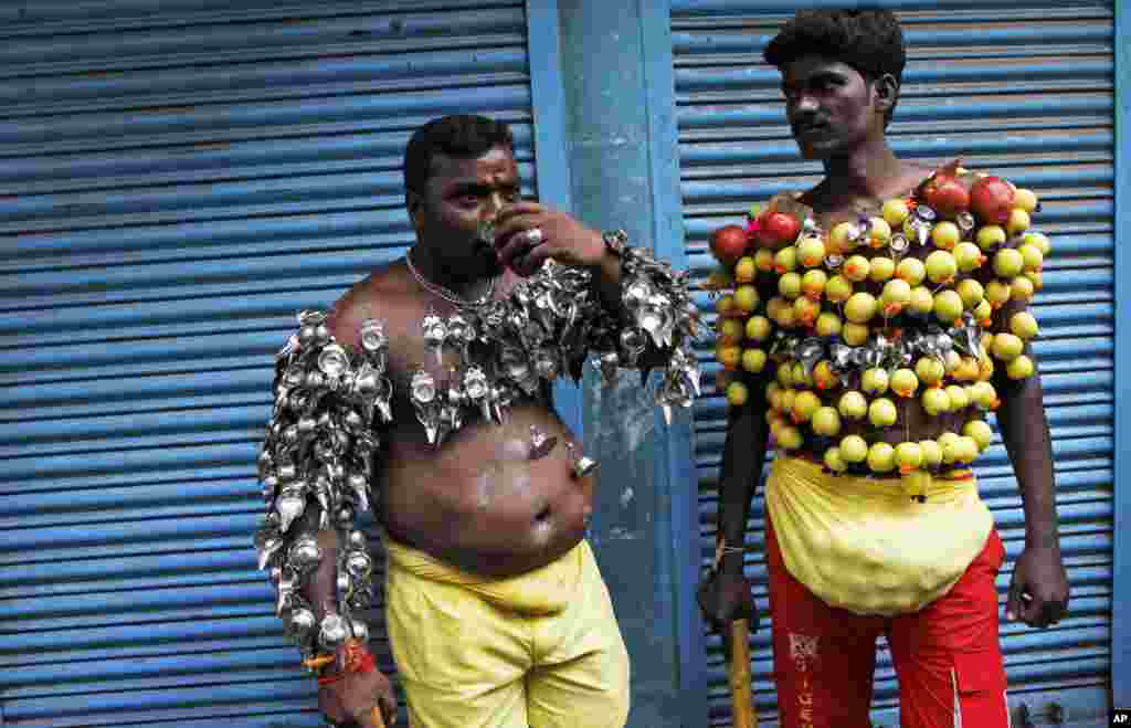 Dua penganut Hindu yang badannya penuh dengan tindikan (piercing) siap mengikuti prosesi Shivratri, atau Malam Dewi Shiwa, di Chennai, India.