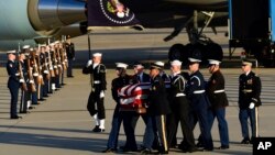 El ataúd del expresidente George H.W. Bush es llevado por una guardia de honor conjunta de varias ramas de las fuerzas armadas hasta la carroza fúnebre que lo trasladaría desde la Base Aérea Andrews, en Maryland, al Capitolio de EE.UU., en Washington D.C, Diciembre 3 de 2018.