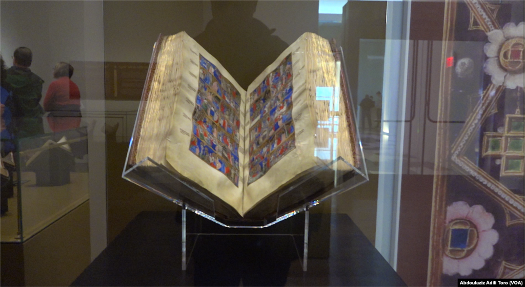 Hotunan Bikin bude ginin adana kayan tarihin Littafi Mai Tsarki" THE BIBLE MUSEUM", Wannan hoton wani tsohon littafi mai tsarki Bible, 18 Nuwamba, 2017