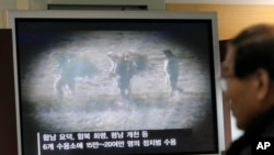 한국 경기도 파주시 통일전망대에 설치된 TV에서 북한의 정치범 수용소에 관한 동영상이 나오고 있다. (자료사진)