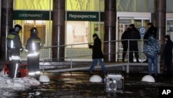 Policija ispred ulaza u supermarket nakon eksplozije u St. Petersburgu, Rusija, 27. decembar 2017. godine.
