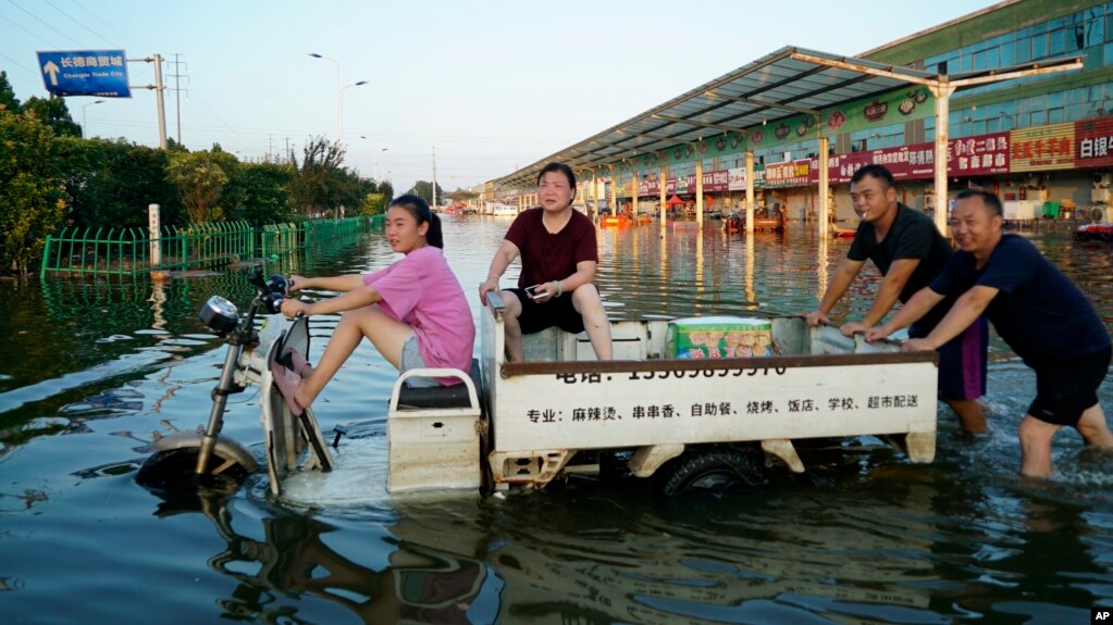 2021年7月河南洪灾后的新乡一个农鱼产品市场。（2021年7月26日）(photo:VOA)
