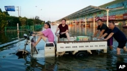 2021年7月河南洪灾后的新乡一个农鱼产品市场。（2021年7月26日）