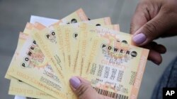 Vé số Powerball mua tại San Lorenzo, California. Những người phụ trách phát hành xổ số cho biết số người mua vé đã lên mức kỷ lục, khiến giải thưởng cao lên, và vì thế, lại tiếp tục khiến nhiều người mua thêm.