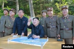 김정은 북한 국무위원장이 '북극성-2형' 탄도미사일 시험발사를 참관했다고 지난 22일 관영 조선중앙통신이 전했다.