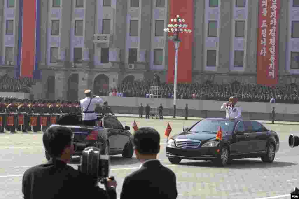 Северокорейские генералы открывают военный парад