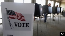 미국 일리노이주 힌스데일 투표소에서 유권자들이 투표하고 있다. (자료사진)