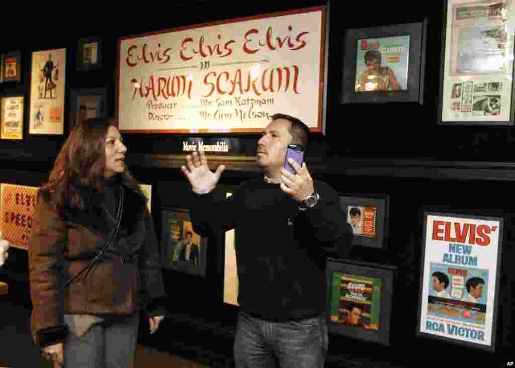 Edison Pena sa prevodiocem Linom Makarom u obilasku Grejslenda 7. januara, 2011.