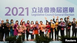 홍콩 입법회 선거에서 당선된 후보들이 20일 승리를 자축하고 있다. 