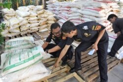Petugas bea cukai memeriksa kantong pupuk, sebagian dari 30 ton disita dari kapal dari Malaysia, di kantor bea cukai di Denpasar, Bali, 22 September 2016. (Foto: Antara/Nyoman Budhiana via REUTERS)
