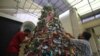 Gereja di Surabaya Hias Pohon Natal dengan Masker, Dibantu Komunitas Muslim