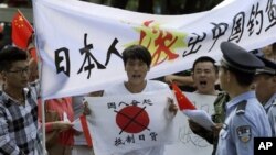 Demonstran Tiongkok melakukan aksi protes di depan Kedutaan Jepang di Beijing meminta Jepang keluar dari pulau-pulau yang disengketakan.