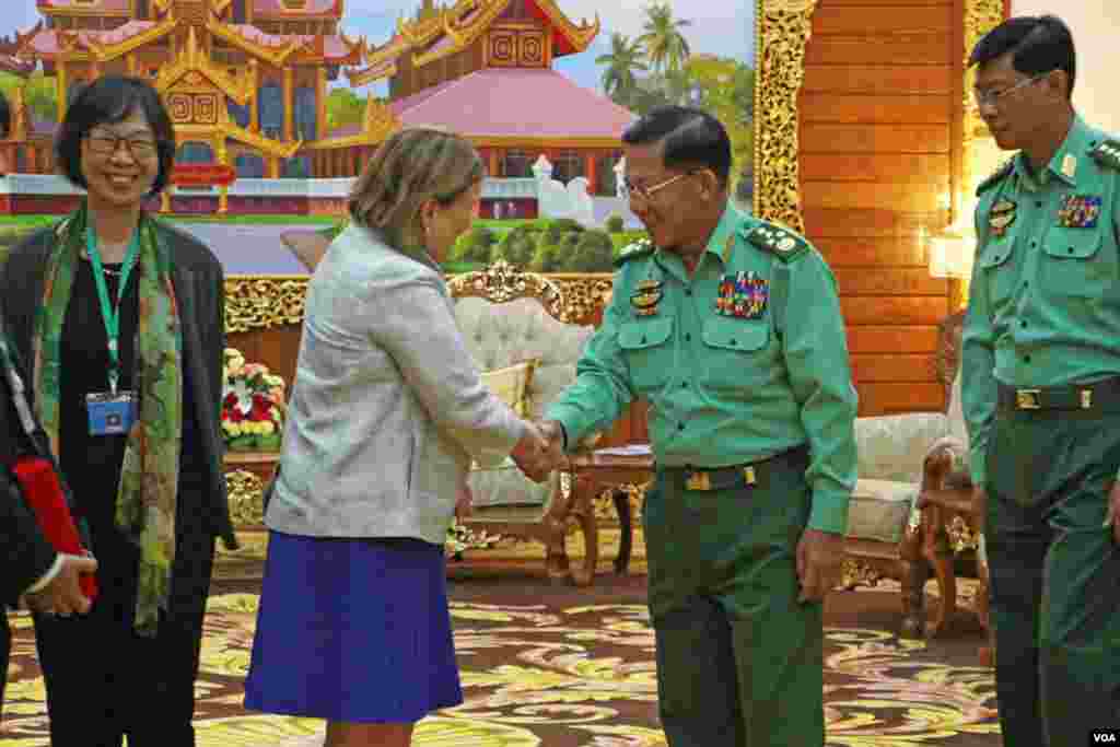 ဗွီအိုအေ ညွန်ကြားရေးမှုး နှင့် မြန်မာတပ်မတော်ကာကွယ်ရေးဦးစီးချုပ် ဗိုလ်ချုပ်မှုးကြီးမင်းအောင်လှိုင်တို့တွေ့ဆုံ&nbsp;