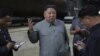 En esta imagen sin fecha, distribuida el 23 de julio de 2019 por el gobierno de Corea del Norte, el líder del país, Kim Jong Un (centro), habla mientras inspecciona un submarino recién construido en una localización no revelada de Corea del Norte.