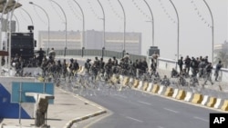 Lực lượng an ninh Iraq đóng một cây cầu dẫn đến Khu vực Xanh được canh gác cẩn mật 