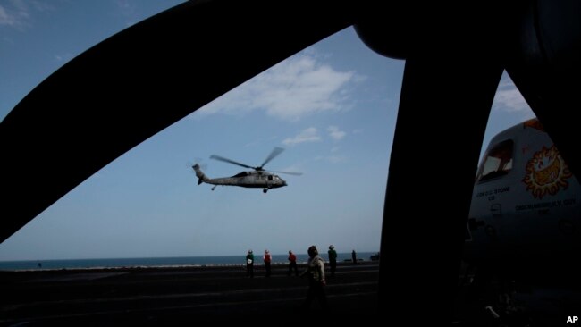 Un helicóptero militar estadounidense despega de la cubierta de vuelo del portaaviones USS Carl Vinson en el Golfo Pérsico, el jueves 19 de marzo de 2015.