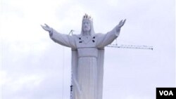 Patung Yesus tertinggi ini berdiri di kota kecil Swiebodzin di Polandia bagian barat.