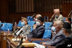 Pushpa Kamal Dahal, pemimpin kelompok sempalan di Partai Komunis Nepal yang berkuasa menghadiri rapat parlemen di Kathmandu, Nepal, Senin, 10 Mei 2021. (Foto: AP)