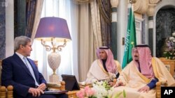 Foto dari Kantor Berita Saudi menunjukkan Menteri Luar Negeri AS John Kerry, kiri, bertemu dengan Raja Saudi Salman, kanan, dalam kunjungan terakhirnya sebagai diplomat AS, 18 Desember 2016