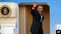 Rais Barack Obama akipunga mkono kutoka Air Force One kuelekea Kenya na Ethiopia, July 23, 2015.