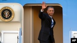 Rais Barack Obama akipunga mkono kutoka Air Force One kuelekea Kenya na Ethiopia, July 23, 2015.