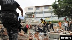 Según el vicepresidente de Ecuador, más de 14 mil uniformados de la Fuerza Pública se han movilizado a las áreas afectadas por el terremoto.