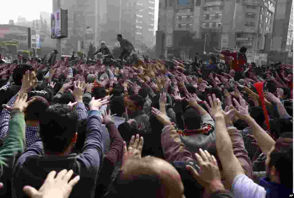 تظاهرات مخالفان حکومت نظامیان در میدان تحریر. بیشتر آنها را هواداران محمد مرسی رئیس جمهوری مخلوع مصر تشکیل می دهند - قاهره، ۲۵ ژانویه ۲۰۱۴