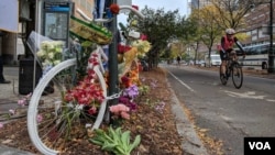One of many makeshift memorials to the victims of Tuesday's bike path attack is seen on the corner of Chambers Street and West Side Highway, in New York, Nov 2, 2017. (R. Taylor/VOA)