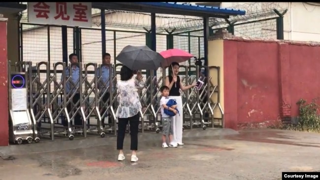2019年6月28日下午,709家属李文足与儿子在临沂监狱会见室外面。(推特图片)