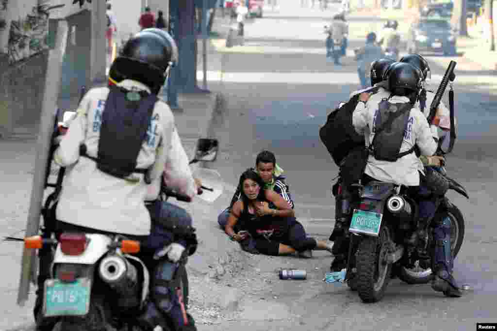지난 9일(현지시간) 베네수엘라 수도 카라카스에서 진행된 니콜라스 마두로 대통령 반대 시위 참가자가 최루가스를 마신 뒤 쓰러져있다.