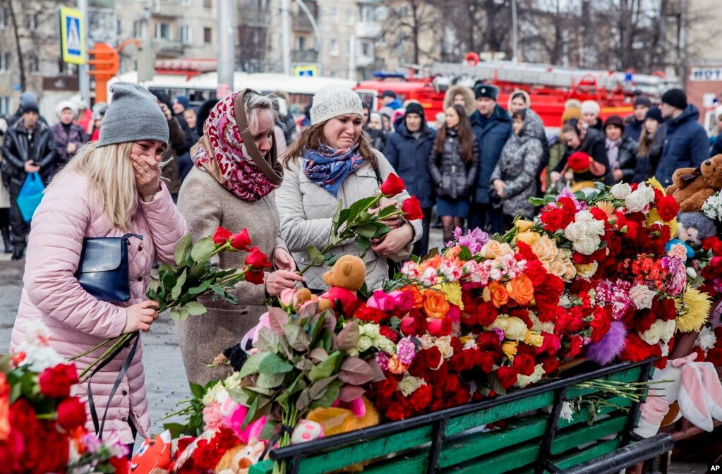 상가 건물 화재로 수십 명이 숨진 러시아 케메로보시​에서 시민들이 꽃을 놓으며 희생자들을 추모하고 있다.