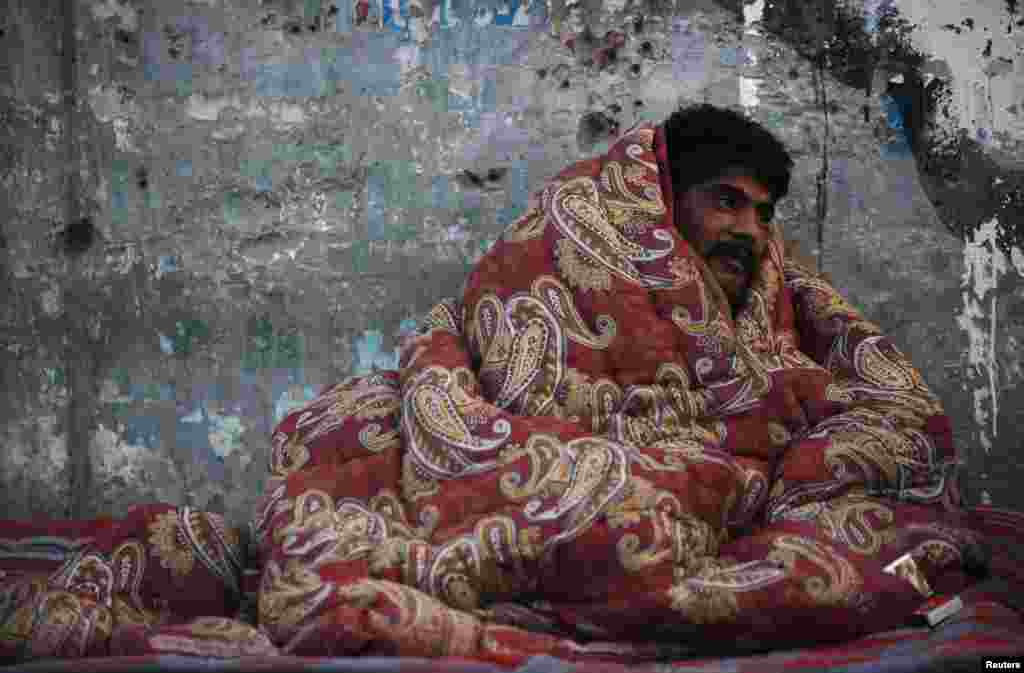 پاکستان کے اکثر علاقے شدید سردی کی لپیٹ میں ہیں اور کئی شہروں میں درجہ ِ حرارت صفر ڈگری سینٹی گریڈ سے بھی نیچے گر گیا ہے۔